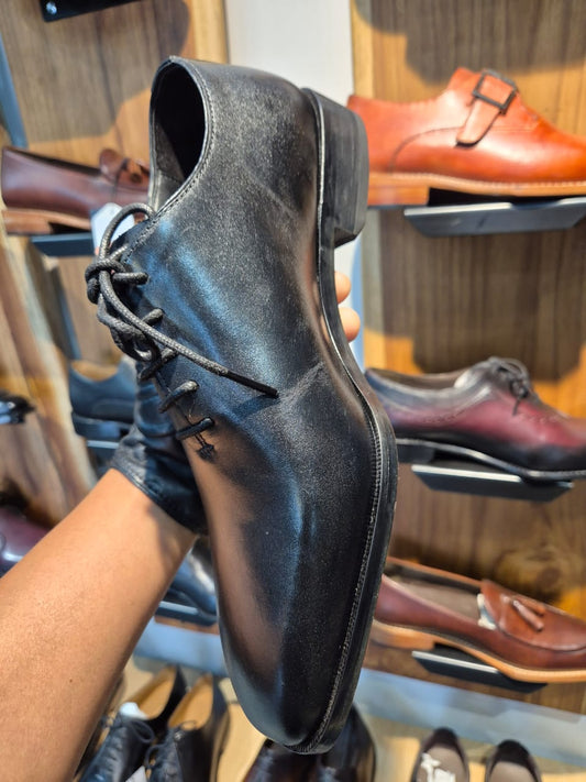 Ascend Wholecut Oxford. One Piece. Pure Authority. - MERAKINO