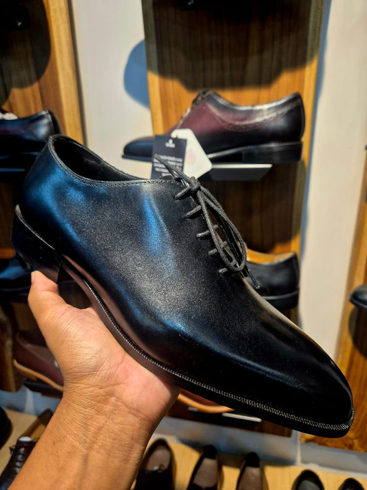 Ascend Wholecut Oxford. One Piece. Pure Authority. - MERAKINO