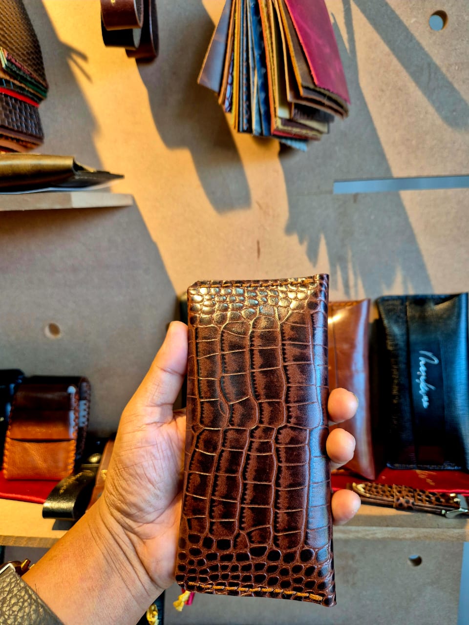 Croc-Textured Full-Grain Leather Cash Holder - MERAKINO